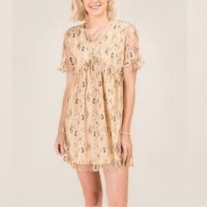 Francesca’s Liv neutral beige floral lace v neck shift mini dress size small